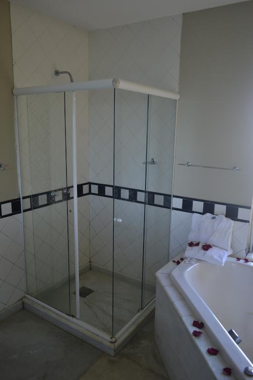 Suíte com Cama King-size e Banheira de Hidromassagem